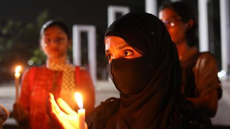 Miembros de la organización social 'Bangladesh Stand with Palestina' mantienen una vigilia con velas frente al monumento nacional Central Shaheed Miner para protestar contra el asesinato de niños y mujeres palestinos en la Franja de Gaza. EFE