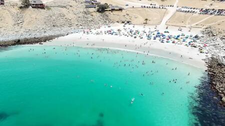 Parece Brasil, pero está en Chile: la playa de aguas turquesas y arena blanca que deslumbra en Sudamérica