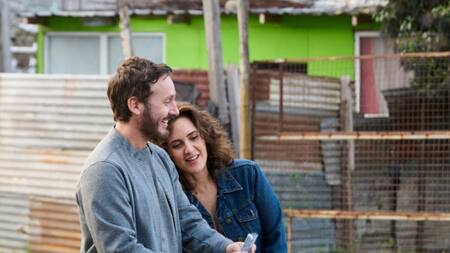 Benjamín Vicuña y Julieta Díaz en "Corazón delator". Foto: X/ @CheNetflix