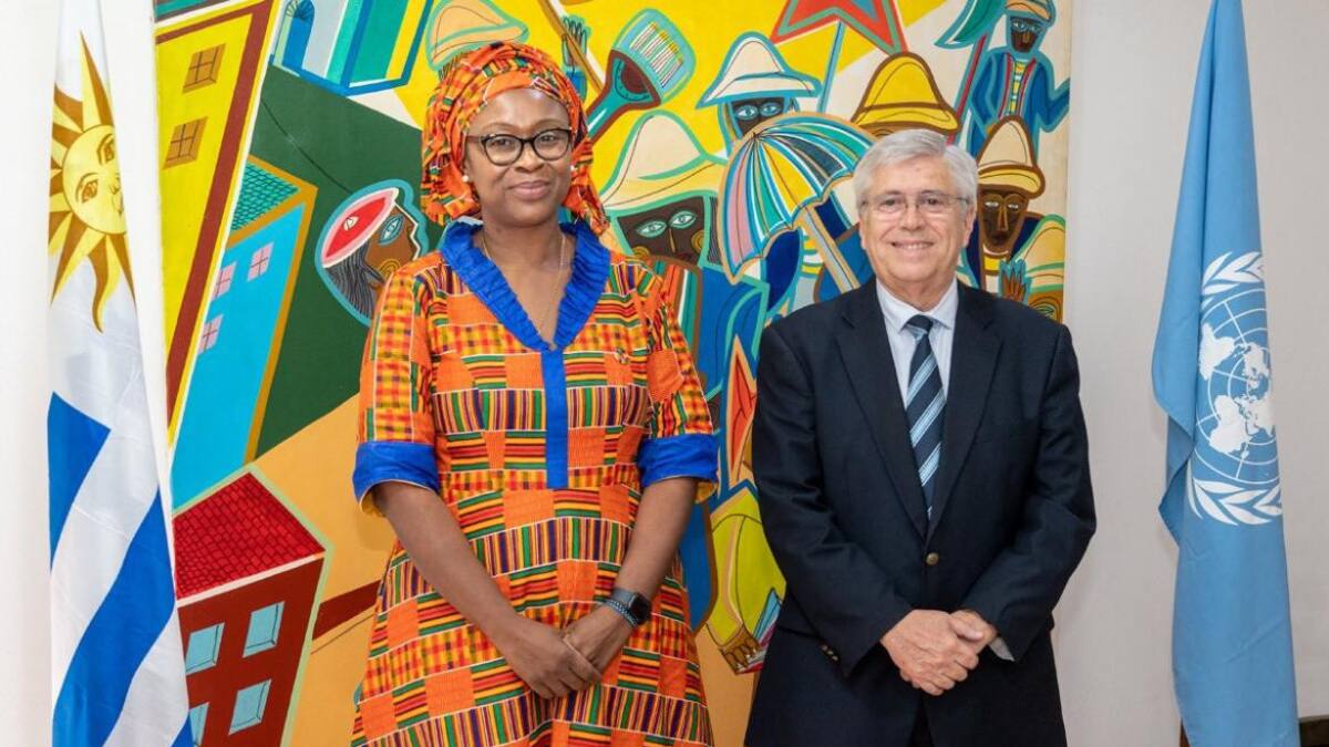 Mama Fátima Singhateh junto a Tabaré Viera, ministro de Turismo de Uruguay. Foto: Twitter @Uruguay_Natural.