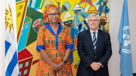 Mama Fátima Singhateh junto a Tabaré Viera, ministro de Turismo de Uruguay. Foto: Twitter @Uruguay_Natural.
