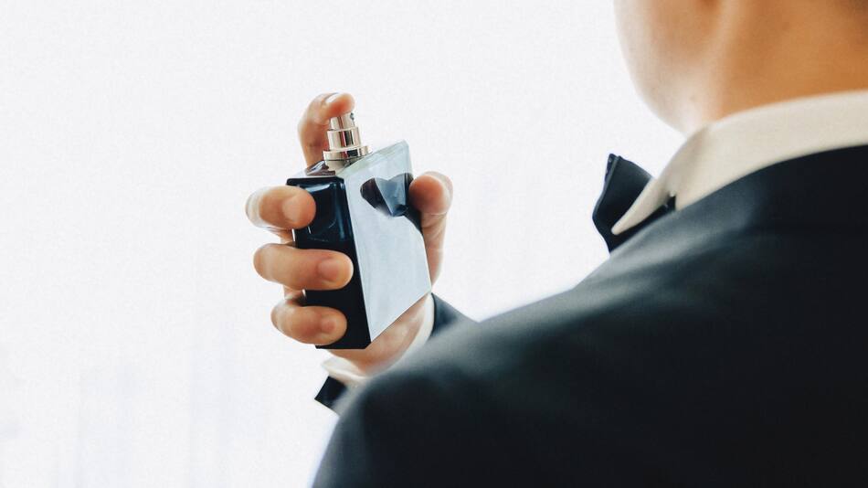 Los perfumes de hombre perfectos para el otoño 2025. Foto Freepik