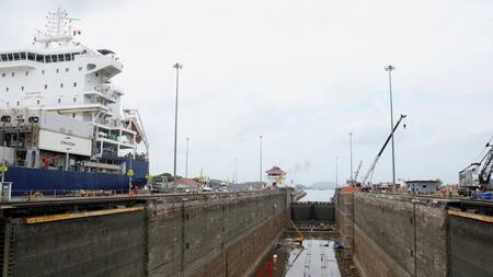 El Canal atraviesa el punto más estrecho del istmo de Panamá (82 km). Fuente: Reuters.