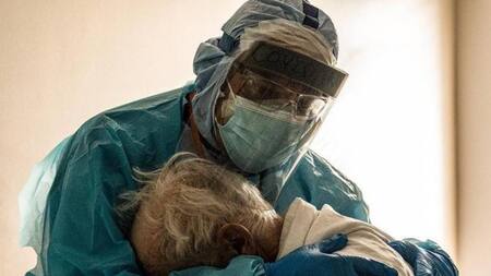 El doctor Joseph Varon abraza y consuela a un paciente de covid-19 en Houston