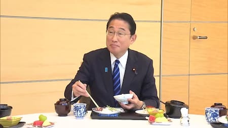 Fumio Kishida come Sashimi con pescados de Fukushima. Foto: Reuters.