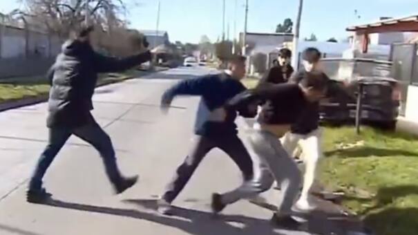 Violencia televisada: vecinos de San Miguel, a las piñas en pleno móvil por un perro perdido