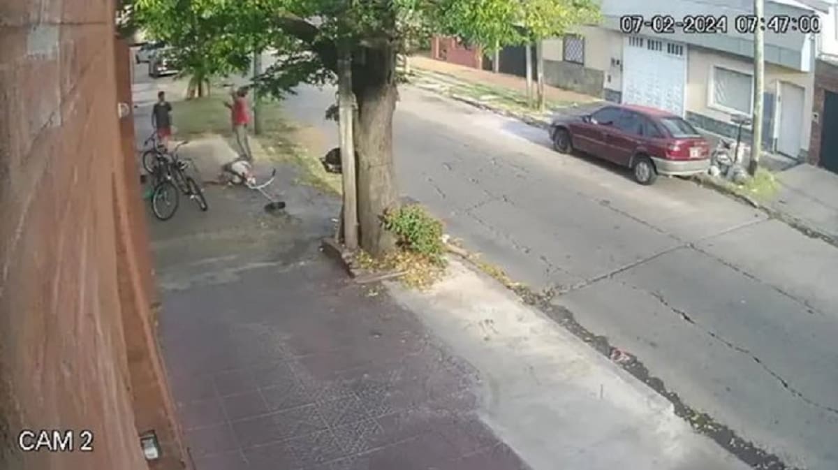 Cortaba el pasto y quedó en medio de un tiroteo. Foto: captura video
