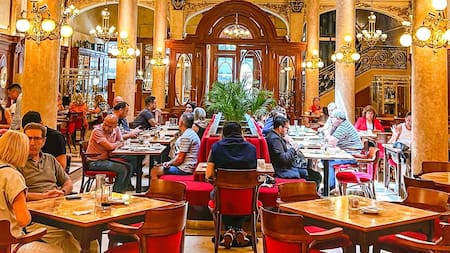 Un cortado con historia: los cafés emblemáticos de Buenos Aires, barrio por barrio