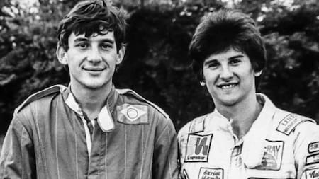 Ayrton Senna y Enrique Mansilla. Foto: X @Stuart_Dent.