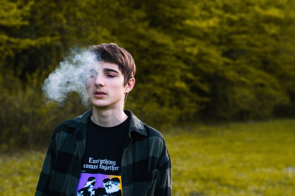 Adolescentes fumadores, un condición cerebral explicaria el deseo de fumar a edades tempranas. Foto: Unsplash