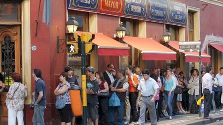 Largas colas para conseguir el pan dulce más famoso