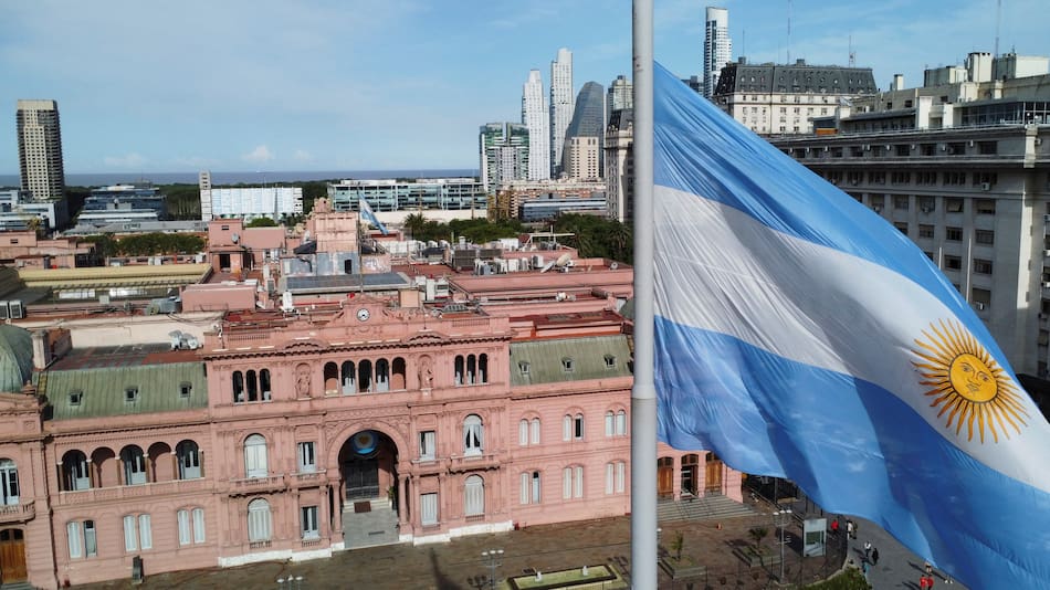 La bandera flameando en Plaza de Mayo