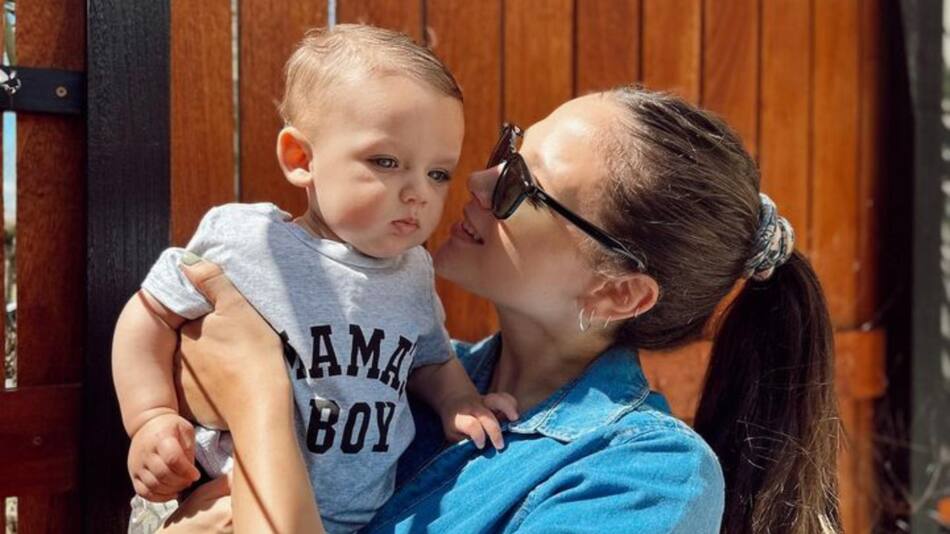 Barbie Vélez junto a su hijo Salvador. Foto: Instagram.
