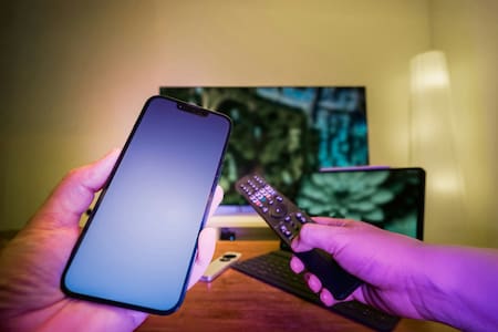 Truco con el celular y la televisión. Foto: Unsplash.