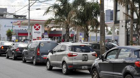 Largas filas para cargar combustible. Foto: NA.