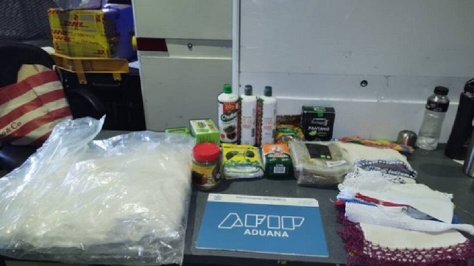 Aduana secuestró cocaína líquida. Foto: NA.