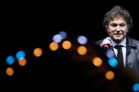 Javier Milei, saluda durante el lanzamiento de su libro