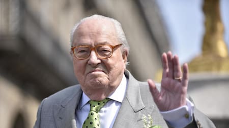 Vandalismo en Francia: rompieron a mazazos la tumba del líder ultraderechista Jean Marie Le Pen