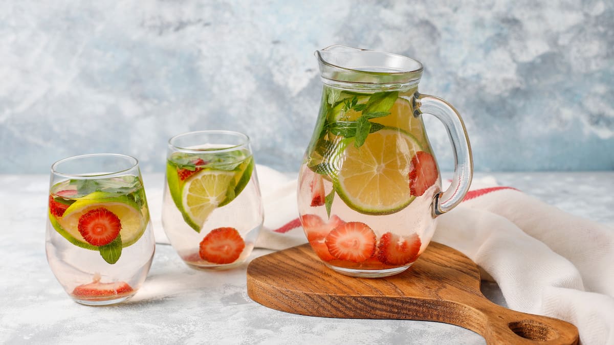 Aguas saborizadas caseras y refrescantes para los días de calor.