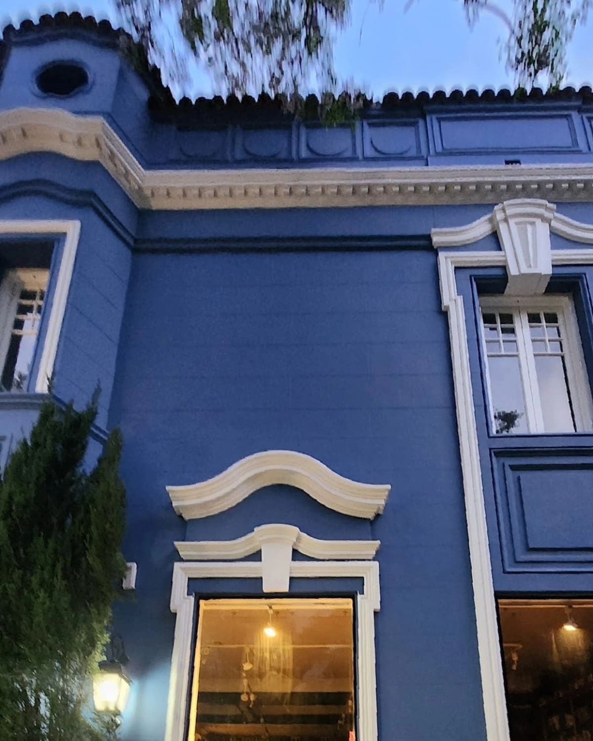 En Conde y Echeverría, Buenos Aires parece transformarse por unos minutos en una postal de Notting Hill