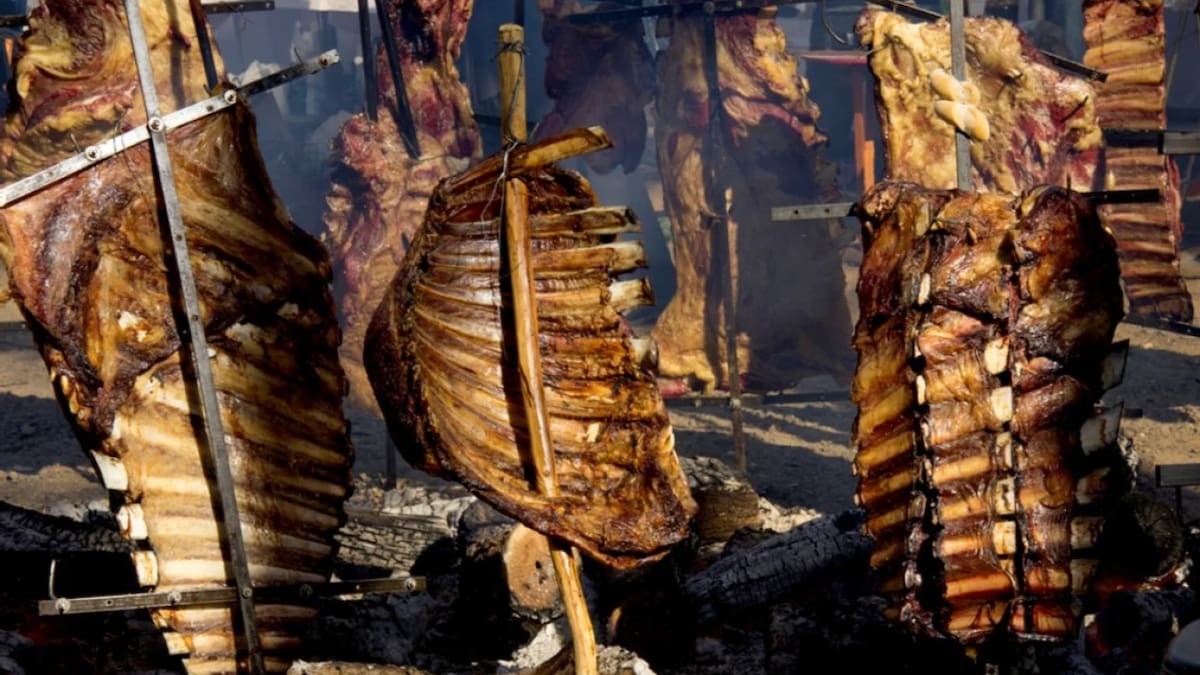 Cómo hacer un asado a la estaca perfecto: cuánto tiempo tarda y los secretos para que salga bien