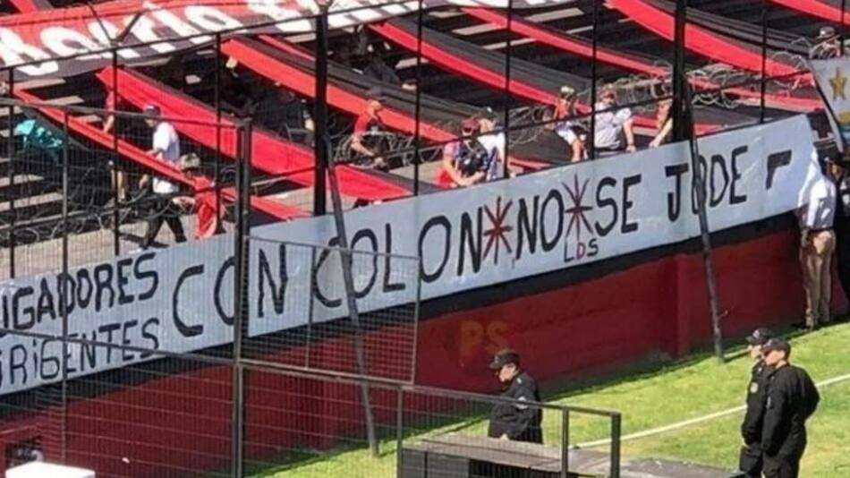 Una bandera contra los jugadores y dirigentes en un partido de local. Twitter José Villagran.