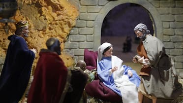 Los pesebres tradicionales ya no van más: la nueva tendencia fina y elegante ideal para acompañar tu árbol de Navidad