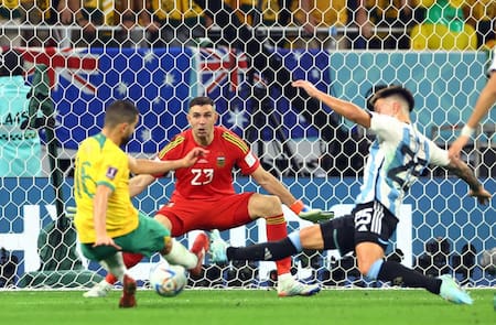 El cierre vital de Lisandro Martínez; Argentina-Australia. Foto: Reuters.