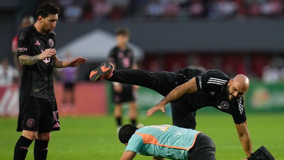 El momento de la caída de Yassine Cheuko, el guardaespaldas de Messi. Foto: X/@TyCSports.