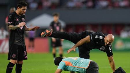El momento de la caída de Yassine Cheuko, el guardaespaldas de Messi. Foto: X/@TyCSports.