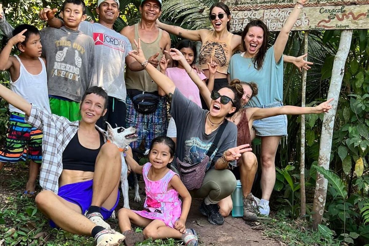 La propuesta combina trabajo en contacto con la naturaleza, alojamiento, actividades de agroturismo y la posibilidad de conocer de cerca una de las regiones más emblemáticas de Perú.