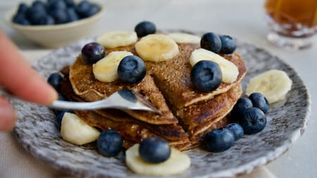 Mezclar banana y arándanos para mejorar la memoria. Foto: Unsplash.