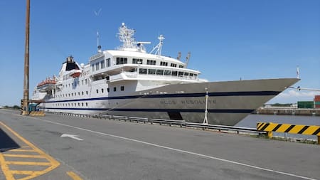 Crucero de lujo, varado en el puerto de Buenos Aires por millonaria deuda