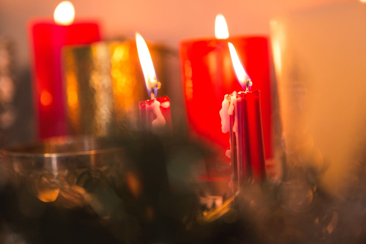 Ritual, vela roja, vela. Foto: Freepik.