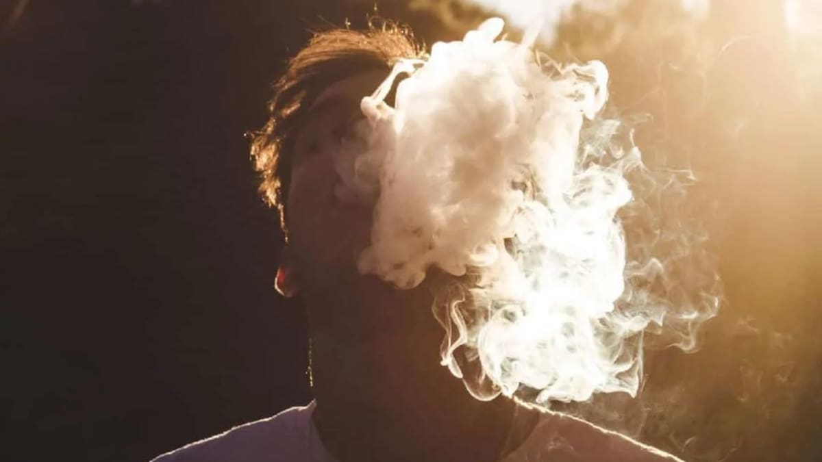 Joven fumando