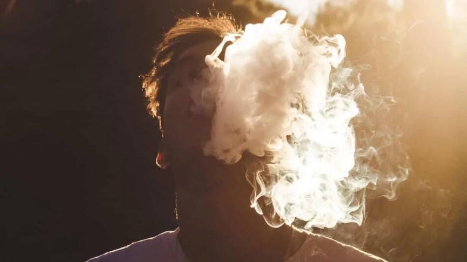 Joven fumando