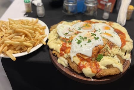 La "super milanesa" que ofrece "La Normita Bodegón". Foto: Instagram @lanormitavl