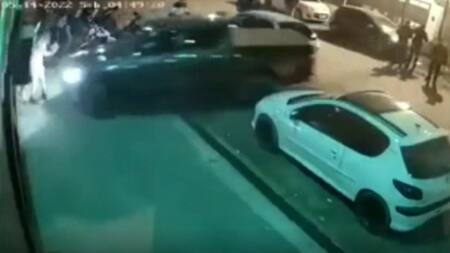 Formosa, lo echaron de un boliche e incrustó su auto contra el local, foto captura video