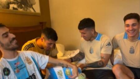 Julián Álvarez, Enzo Fernández y Exequiel Palacios junto a Juancito.