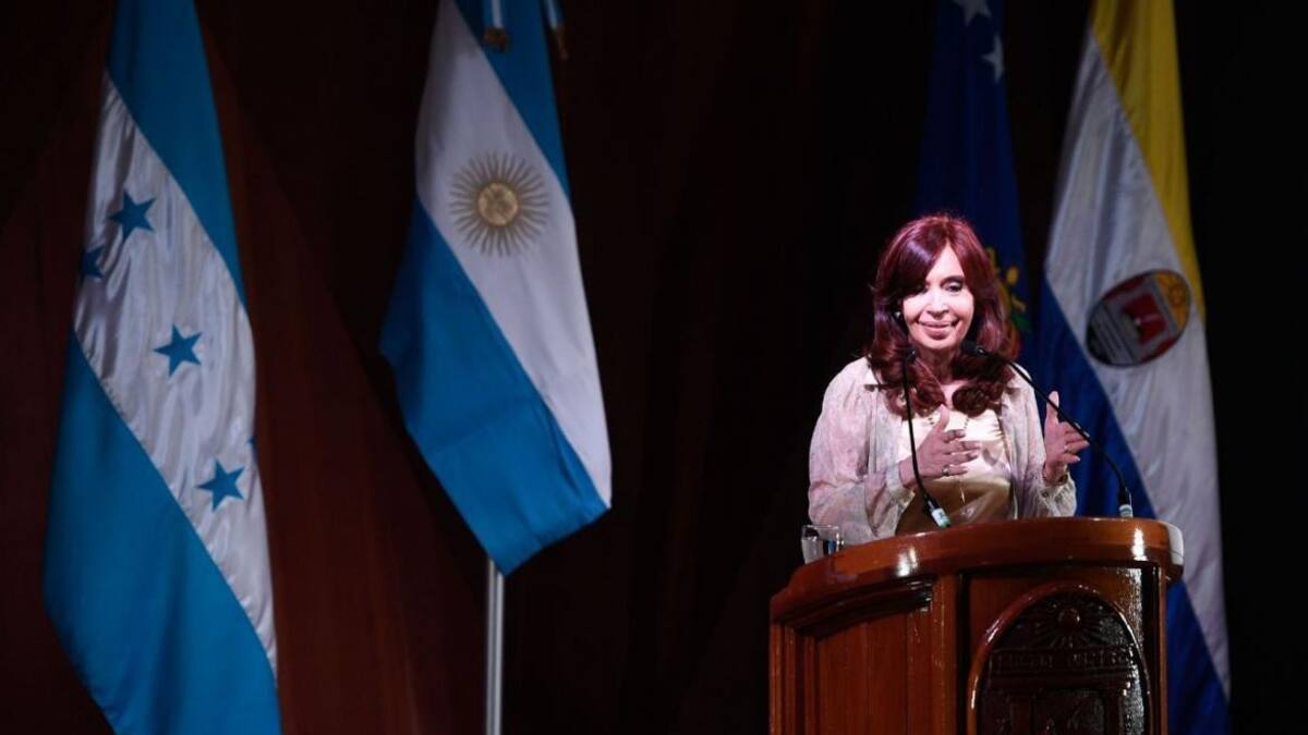 Cristina Kirchner en una conferencia en la Universidad Autónoma Nacional de Honduras