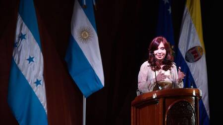 Cristina Kirchner en una conferencia en la Universidad Autónoma Nacional de Honduras