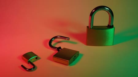 Para qué sirve el pequeño agujero que está en la parte inferior del candado. Foto: Unsplash.