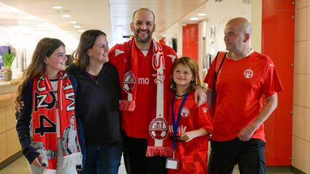 El reencuentro de Iarn Horn con su familia tras ser liberado por Hamás. Foto: Reuters.