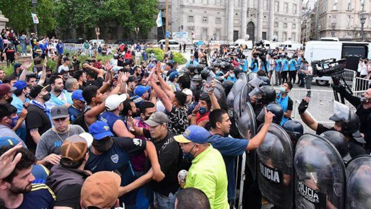Velatorio de Diego Maradona, empujones, Télam