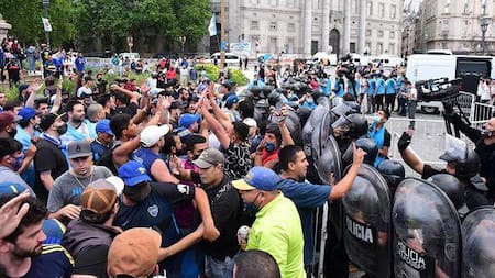 Velatorio de Diego Maradona, empujones, Télam