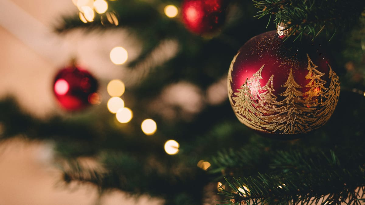Adornos rojos en el árbol de Navidad.