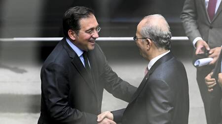 El ministro español de Asuntos Exteriores, Unión Europea y Cooperación José Manuel Albares (i) saluda al primer ministro palestino Mohamed Mustafa (d) antes de su reunión este domingo en Bruselas. EFE