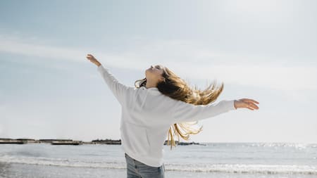 El secreto de la felicidad: cuatro hábitos clave para cultivar el bienestar, según un experto de Harvard