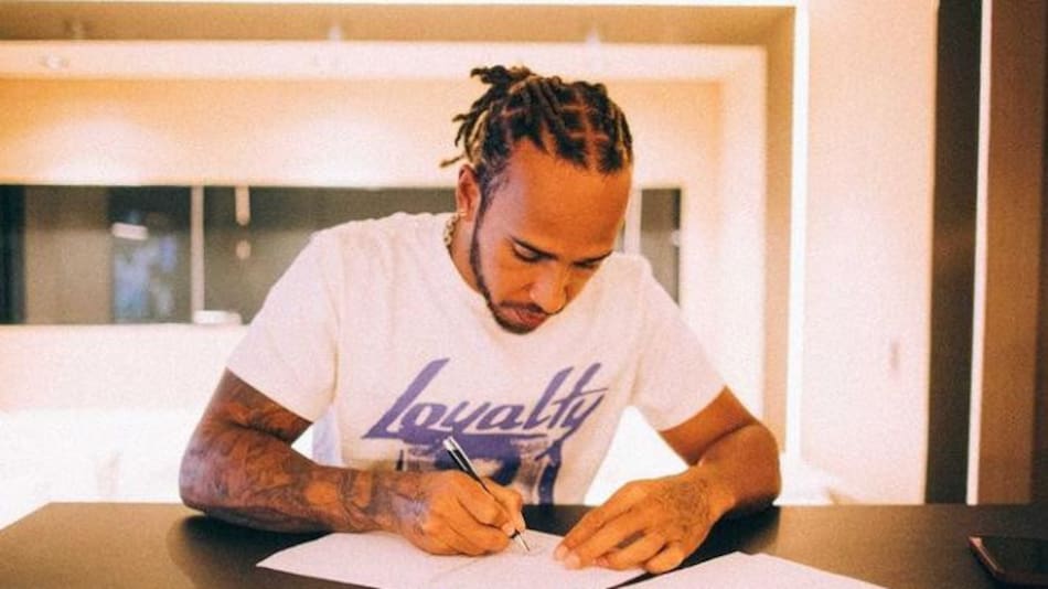 Firma de contrato de Lewis Hamilton con Mercedes