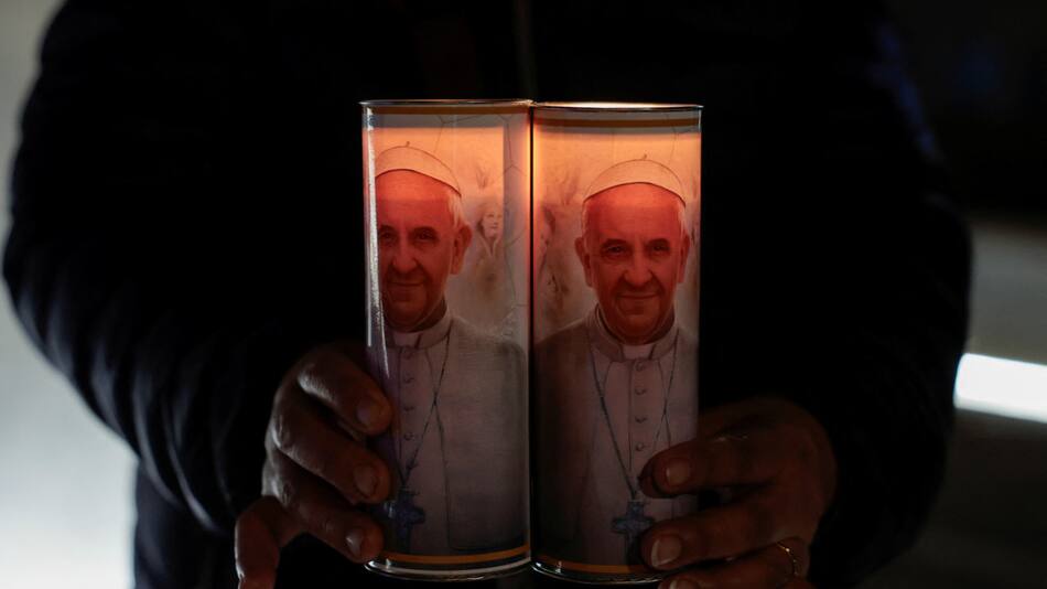 Cadena de oración por la salud del Papa Francisco. Foto: REUTERS.